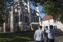 Défilé dans Bourges - Deux sonneurs de Sonerien Lann-Bihoué devant notre cathédrale Saint-Étienne