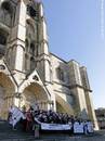 Photo de groupe sur les marches devant la cathédrale Saint-Étienne