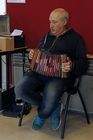 Yves Leblanc joue de son fidèle accordéon diatonique